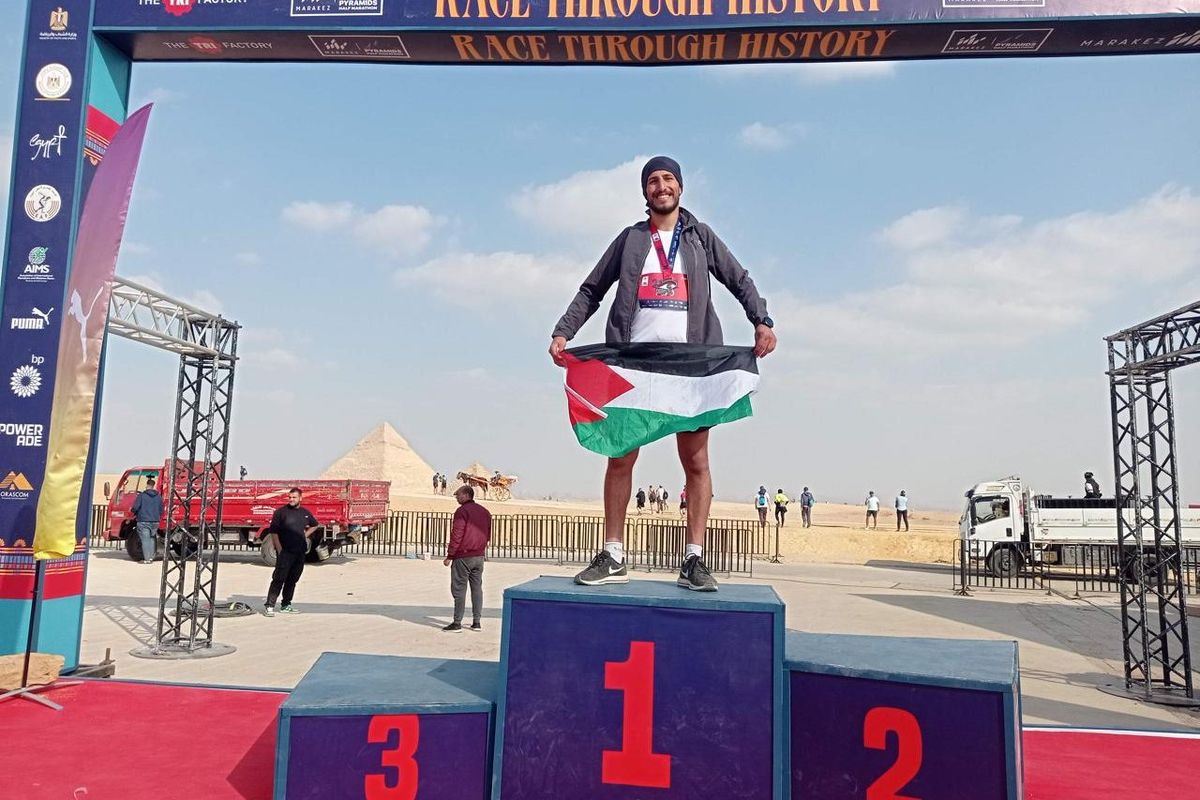 Fuad Abu Safi on the podium at the Pyramids Half Marathon in Giza