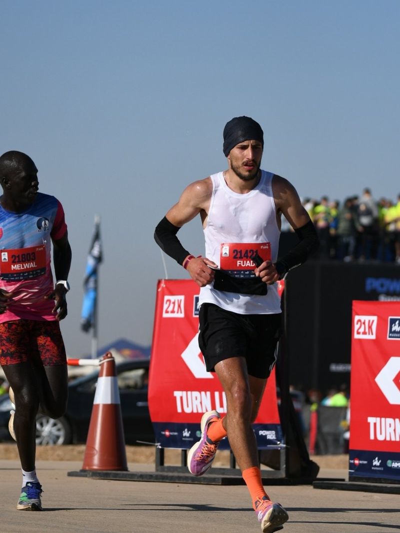 Fuad Abu Safi holding pace at the 21 km turn of the Pyramids Half Marathon