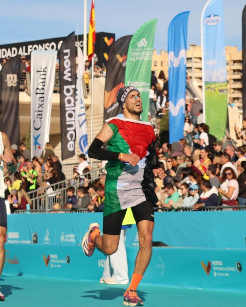Fuad Abu Safi running into the finish at the Valencia Marathon